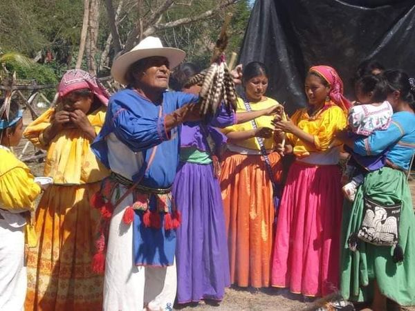 rodina mexických indiánů s krásným barevným oblečením