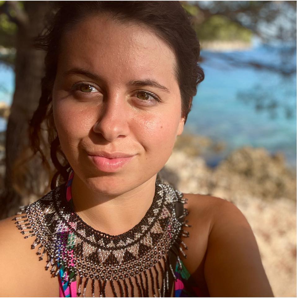 dívka na pláži s náhrdelníkem