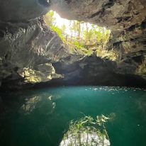 jezero v jeskyni s oknem ve stropě