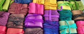 různobarevné fajy tj. ručně tkaný pás pro ženy
