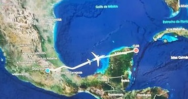 vyznačený let letadla v mapě do Cancun Mexiko