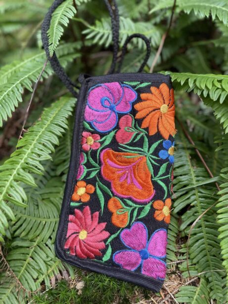 Kapsička na mobil černá s květinami Mexická